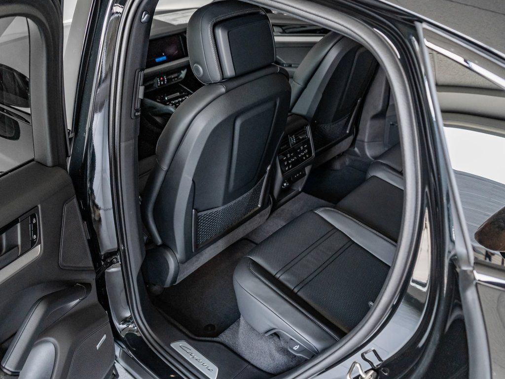 Certified 2025 Porsche Cayenne Coupe AWD/4WD image 25