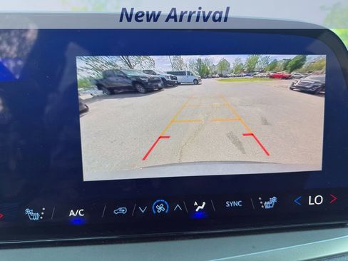 Used 2025 Chevrolet Traverse LT image 12