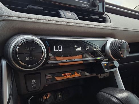 Used 2020 Toyota RAV4 XLE image 17