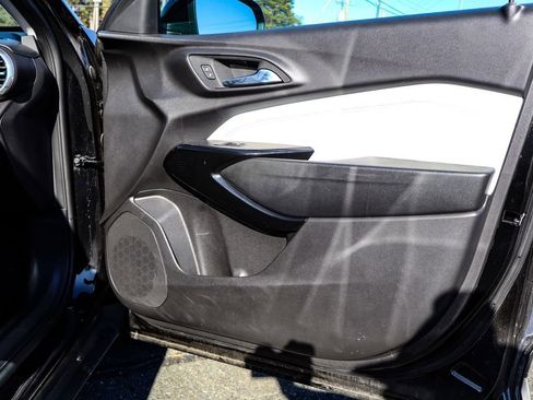 Used 2025 Chevrolet Trax LT w/ LT Convenience Package image 36