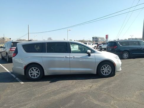 Used 2023 Chrysler Pacifica Touring-L image 8