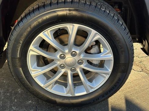 Used 2021 Jeep Cherokee Latitude w/ Mopar Interior Package image 7