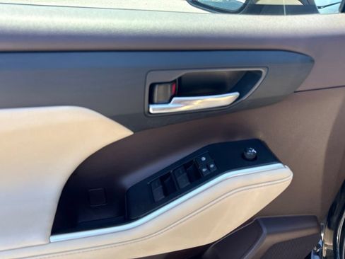 Used 2021 Toyota Highlander XLE FWD image 16