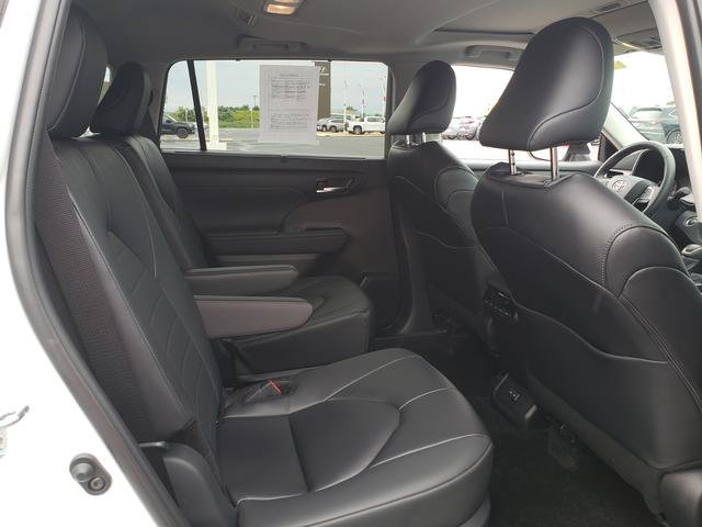 Used 2024 Toyota Highlander XLE AWD/4WD image 18
