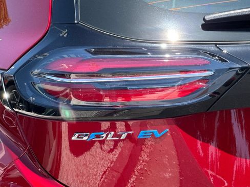 Used 2023 Chevrolet Bolt LT w/ Infotainment Package FWD image 44