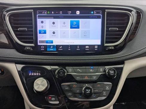 Used 2023 Chrysler Pacifica Limited FWD image 27