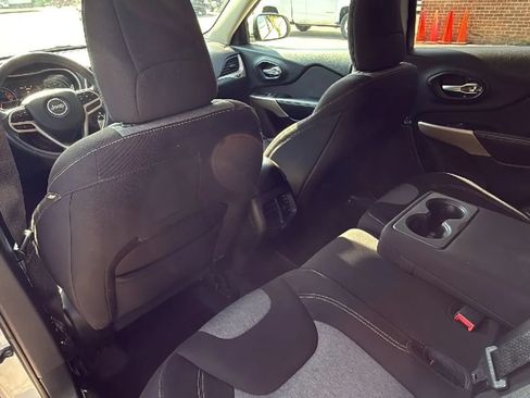 Used 2018 Jeep Cherokee Latitude w/ Safety Group AWD/4WD image 30