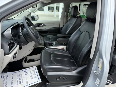 Used 2023 Chrysler Pacifica Touring-L FWD image 11