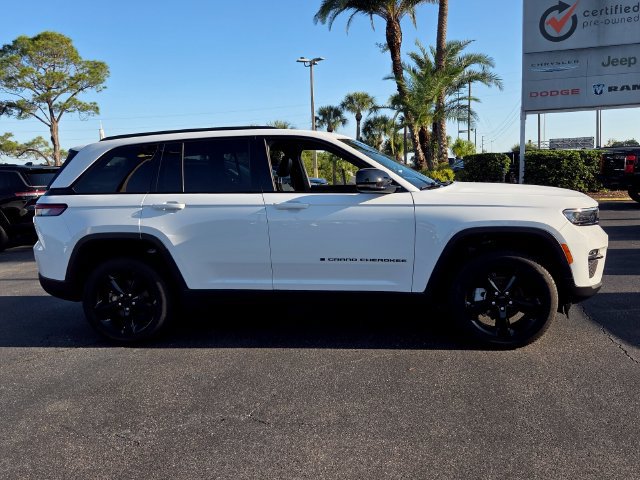 Certified 2025 Jeep Grand Cherokee Limited w/ Black Appearance Package AWD/4WD image 8