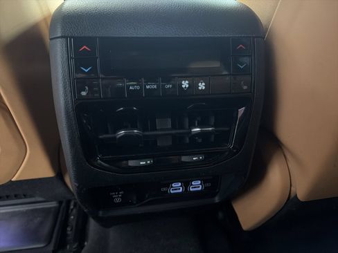 Used 2021 Jeep Grand Cherokee L Summit w/ Luxury Tech Group V AWD/4WD image 19