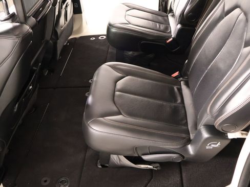 Used 2017 Chrysler Pacifica Touring-L Plus w/ Advanced Safetytec Group FWD image 13