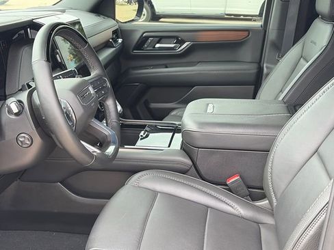 Used 2025 GMC Yukon Denali w/ Advanced Technology Package AWD/4WD image 17