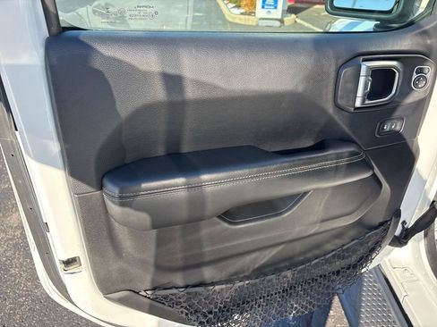 Used 2018 Jeep Wrangler Unlimited Sahara w/ Uconnect 4C Nav & Sound Group image 27