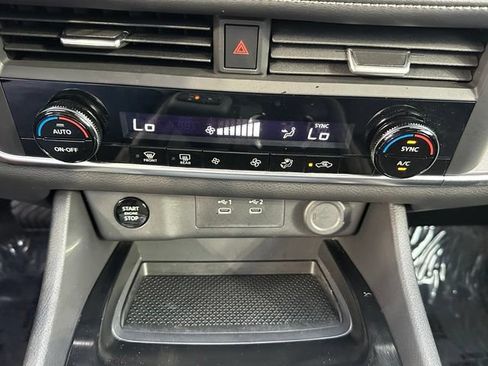 Used 2025 Nissan Rogue SV AWD/4WD image 33