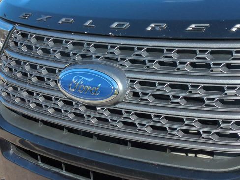 Used 2021 Ford Explorer XLT w/ Equipment Group 202A image 12