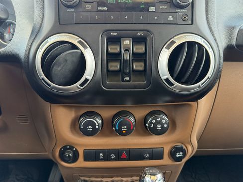 Used 2014 Jeep Wrangler Unlimited Sahara w/ Connectivity Group AWD/4WD image 15