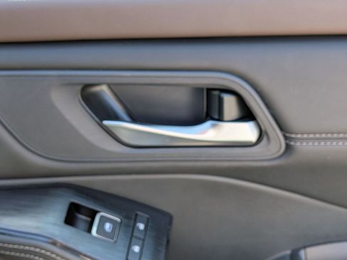 Used 2023 Nissan Rogue SL image 34