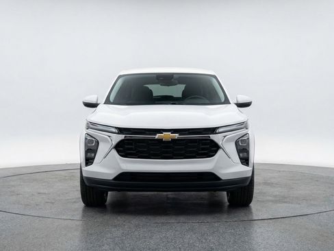 Used 2025 Chevrolet Trax LT w/ LT Convenience Package FWD image 2