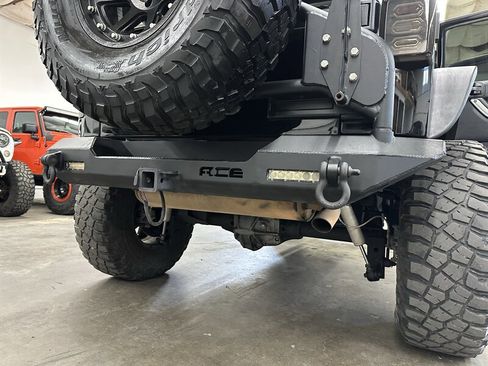 Used 2015 Jeep Wrangler Unlimited Rubicon w/ Connectivity Group AWD/4WD image 40