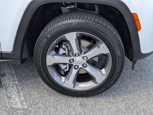 New 2026 Jeep Grand Cherokee Limited w/ Luxury Tech Group II RWD image 11