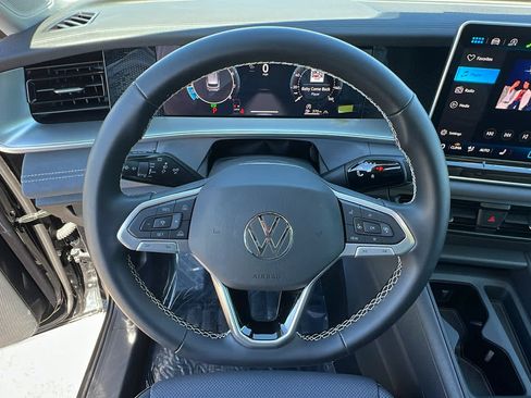 Certified 2026 Volkswagen Tiguan SE w/ Panoramic Sunroof Package AWD/4WD image 18