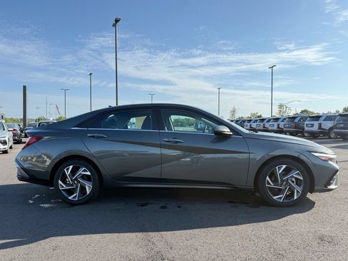 Used 2025 Hyundai Elantra SEL FWD image 4