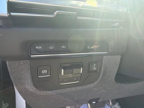 Used 2025 Cadillac Escalade V AWD/4WD image 11