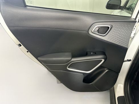 Used 2025 Kia Soul LX w/ LX Technology Package FWD image 25
