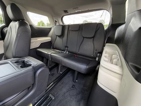 Used 2024 Kia Carnival LX FWD image 25