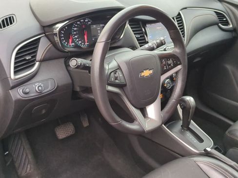 Used 2020 Chevrolet Trax LT w/ LT Convenience Package FWD image 2