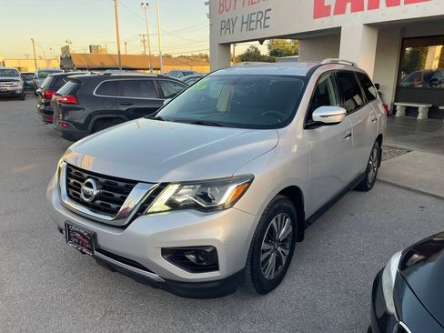 Used 2017 Nissan Pathfinder S image 3