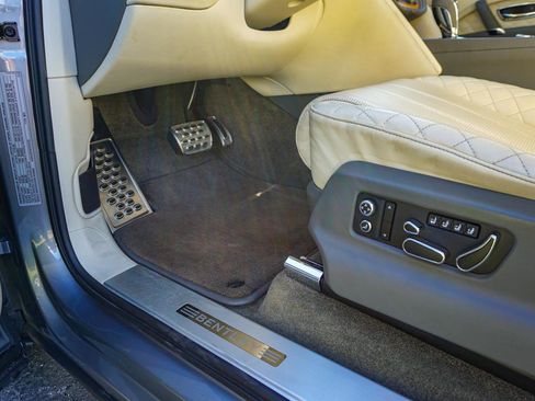 Used 2017 Bentley Bentayga AWD/4WD image 24