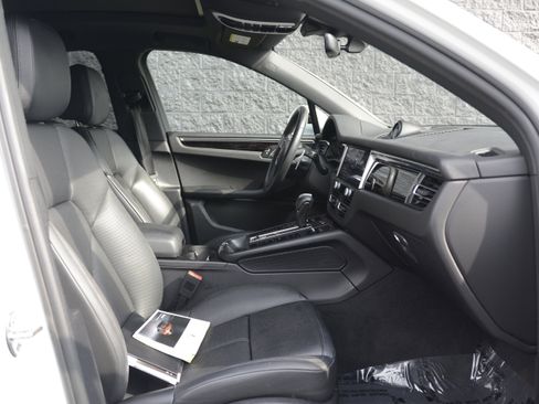 Certified 2022 Porsche Macan S AWD/4WD image 28