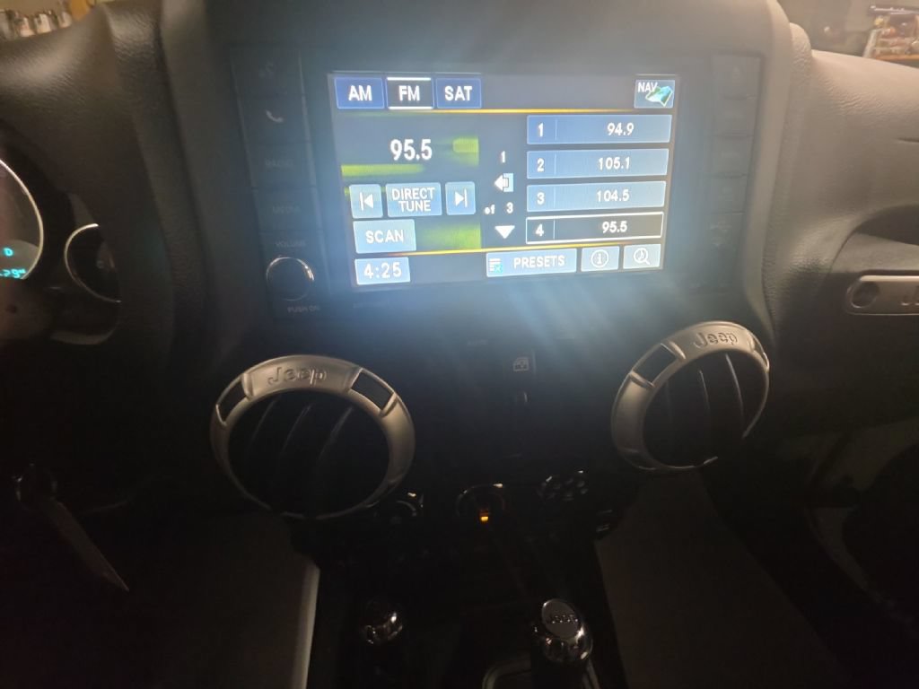 Used 2017 Jeep Wrangler Unlimited Sahara w/ Connectivity Group AWD/4WD image 21