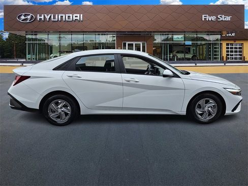 Used 2025 Hyundai Elantra SE image 8