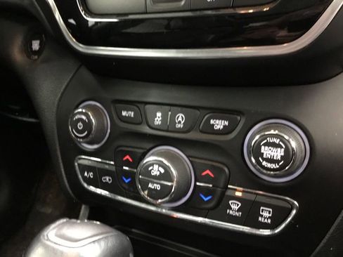 Used 2022 Jeep Cherokee Limited image 24