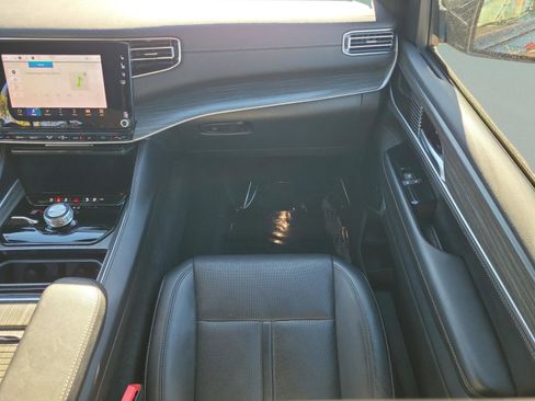 Used 2024 Jeep Wagoneer L Series II w/ Flexible Seating Group image 20