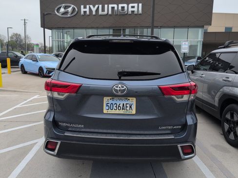 Used 2019 Toyota Highlander Limited w/ Protection Package #3 image 5