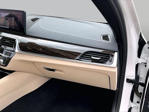 Used 2023 BMW 530i w/ Premium Package RWD image 18