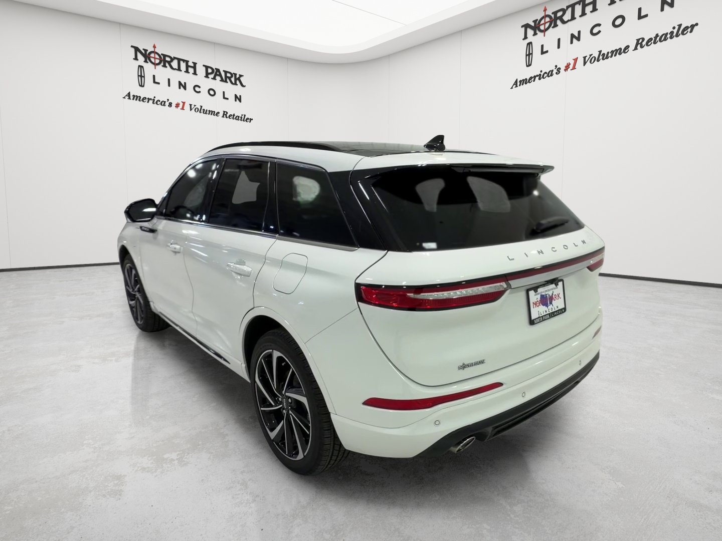Used 2025 Lincoln Corsair Grand Touring AWD/4WD image 3