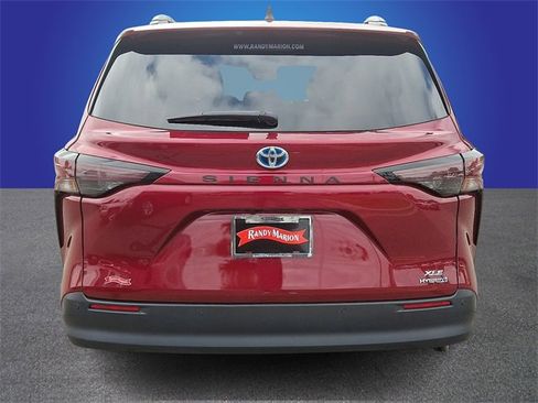 Used 2023 Toyota Sienna XLE image 5