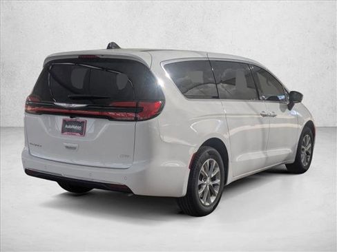 New 2026 Chrysler Pacifica Select image 2