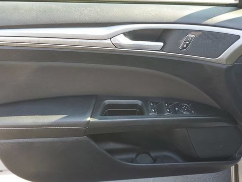Used 2019 Ford Fusion SE FWD image 14