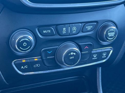 Used 2019 Jeep Cherokee Latitude Plus w/ Cold Weather Group AWD/4WD image 21
