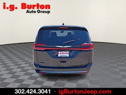 Used 2024 Chrysler Pacifica Touring-L FWD image 5