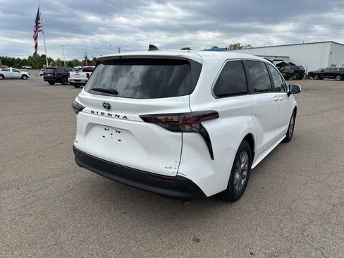 Used 2025 Toyota Sienna LE image 3