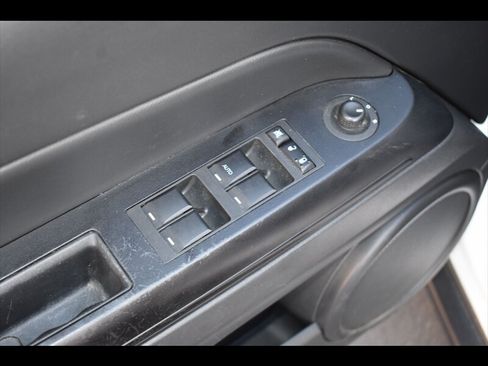 Used 2016 Jeep Patriot Latitude AWD/4WD image 17