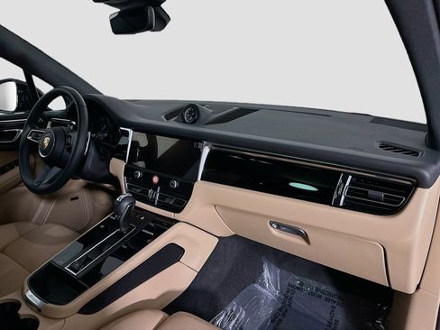 Used 2025 Porsche Macan image 32