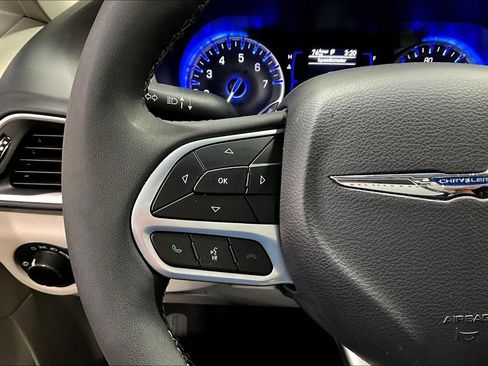 Used 2023 Chrysler Voyager LX image 11