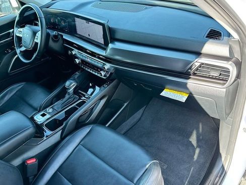 Used 2025 Kia Telluride S FWD image 32